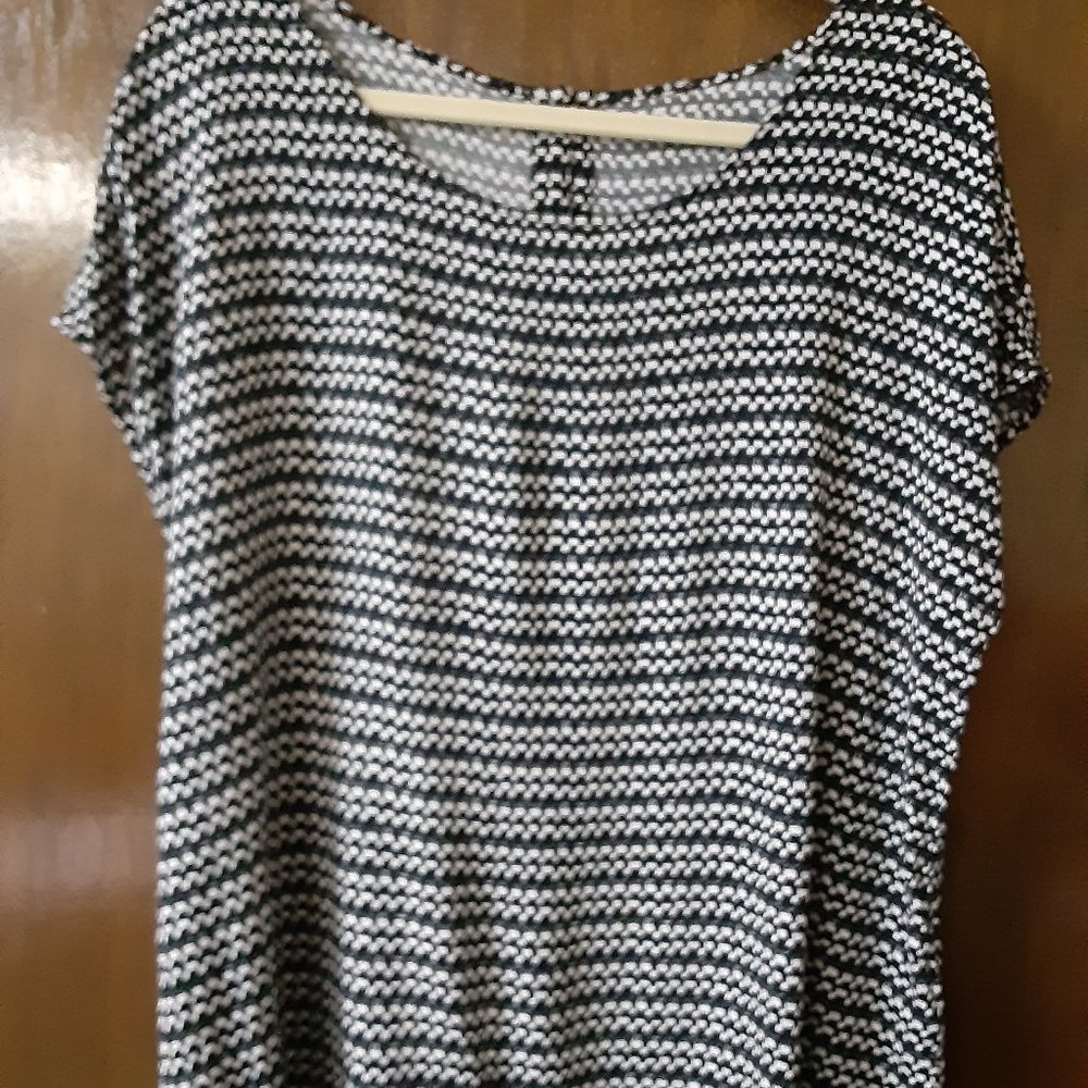 SHORT SLEEVE BLACK & WHITE BLOUSE.  SOFT, COMFORTABLE